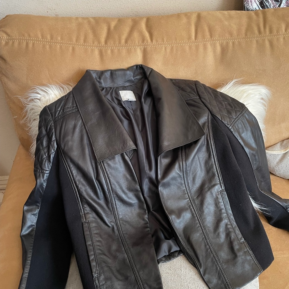 SUPER CUTE! Zipper on sleeves